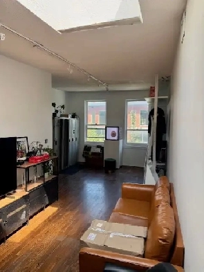 Queen West 3rdfloor studio/Office Image# 2