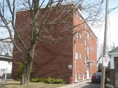 3 Bedroom Apartment Available Sept 1, 2025 - 8 MONTH LEASE Image# 4