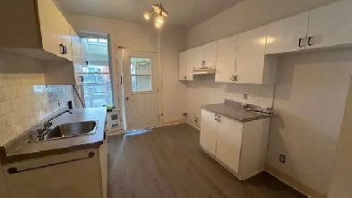 Villeray 4 ½ métro Jarry/Jean-Talon $1500/m rénové 3e étage Image# 3