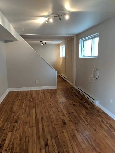 Spacieux 3 1/2 avec une chambre fermée Image# 3