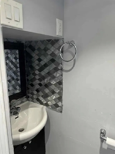 PRIVATE ROOM FOR FEMALE ,BRAMPTON ,BASEMENT CLOSE TO BUS STOP Image# 1