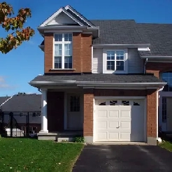 Executive Townhome in Laurelwood! Image# 1