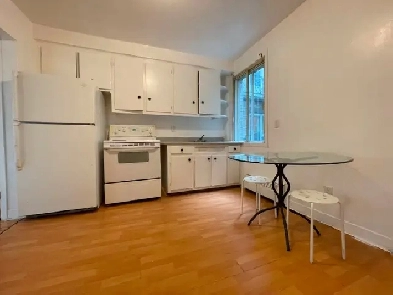 3 1/2 à louer 1er septembre Rosemont Inclut chauffage/eau chaude Image# 1