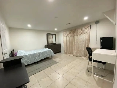 Master bedroom in Scarborough - 699 Image# 4