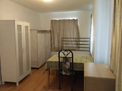 York U Subway, amazing master bedroom with private washroom. Image# 5