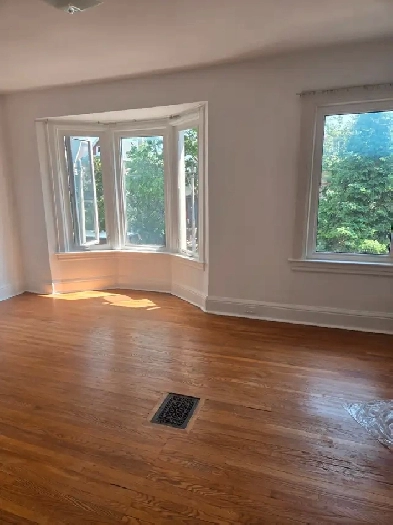 SPACIOUS AND CHARMING 5 BDRM, 2 BATH HOUSE FOR RENT Image# 4