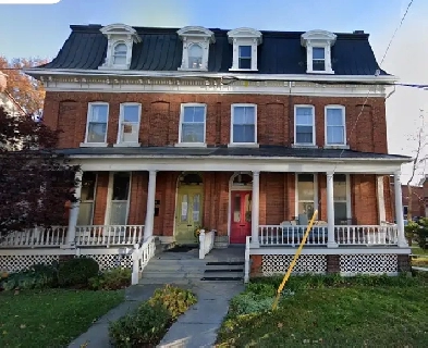 QUEENSU - 2 Block walk || 1 bdrm available || GREAT SPOT || Image# 2