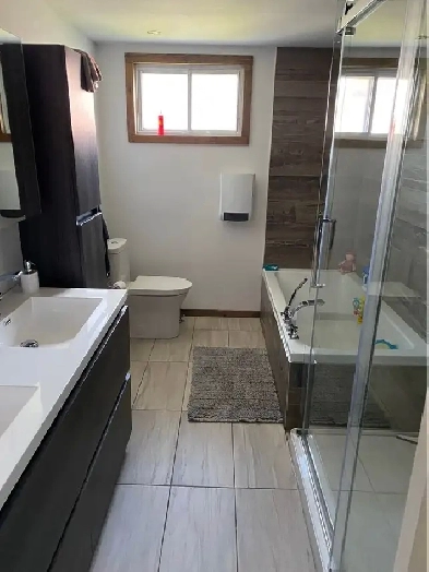 ! 10 1/2 grand appartement 5 chambres a coucher garage double ! Image# 2
