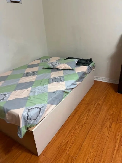 Upper level room for rent Image# 1