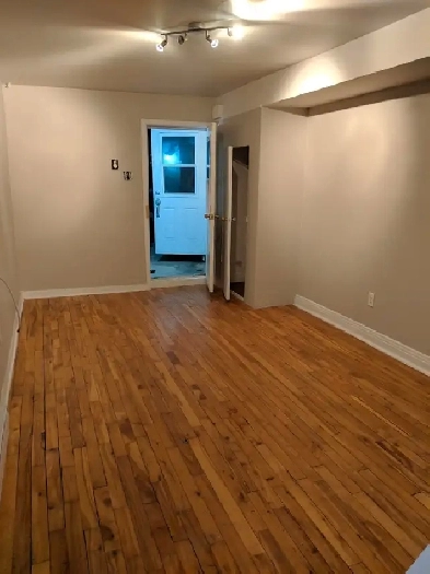 Spacieux 3 1/2 avec une chambre fermée Image# 1