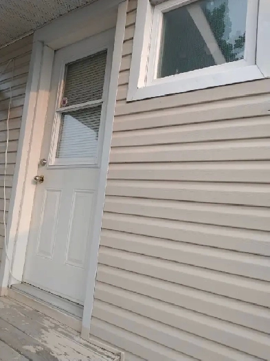 A Charming Small one Bedroom Near Montreal Road Image# 2