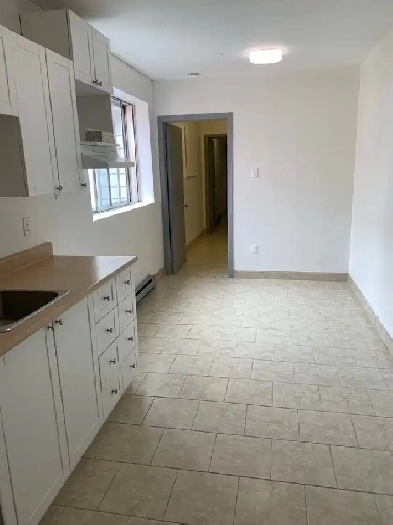 Bureau a louer Rue St Hubert, chauffé & éclairé pres Metro J Tal Image# 1