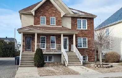 Logement 4 1/2 TOUT INCLUS, sur deux étages, situé à Repentigny Image# 1