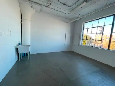 Local commercial à louer non résidentiel dans un immeuble indust Image# 1