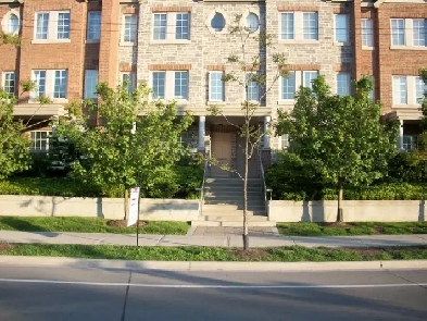 $1850/month – Bright Studio Townhouse Condo near High Park Image# 7