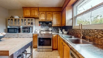 Spacious 5 Bedroom 3.5 Bath in Prime East End Location! Image# 1