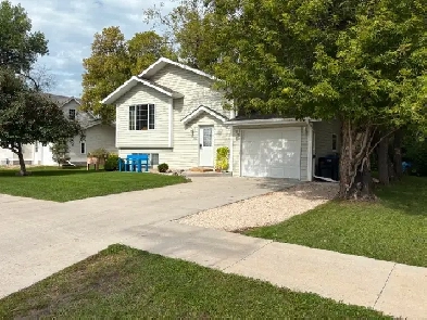 OPEN HOUSE SAT AUG 30 1-3PM. 352 BARKMAN AVE STEINBACH, MB Image# 2