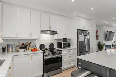 4BR 4BA End-Unit Townhome w/ Rooftop Patio Image# 1