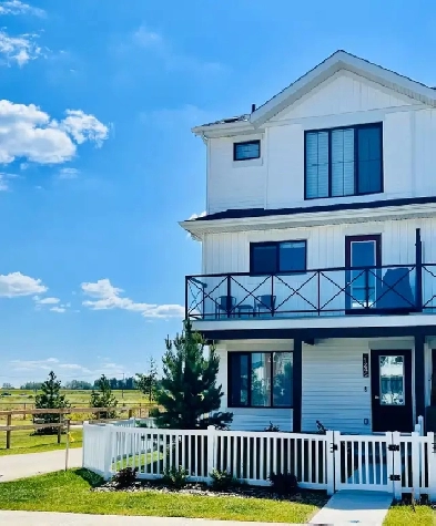 Fully furnished 3 bedroom plus den Image# 1