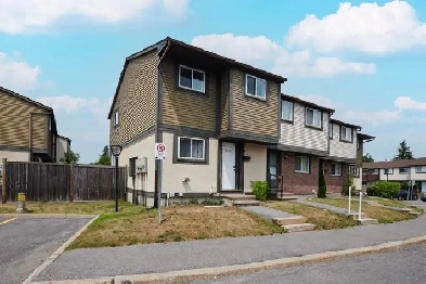 3 Bedroom  END UNIT Townhouse Image# 1