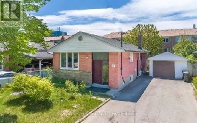 Three-bedroom house in Scarborough for long-term rent Image# 1