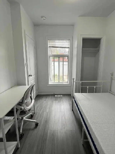 Furnished Ensuite Bedroom Near UofT Image# 4