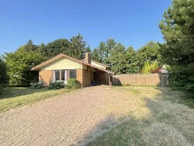 For Lease: Main & Upper Level Unit in Backsplit Home – Pinecrest Image# 1