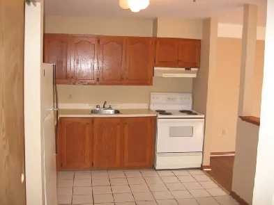 October 1  Large 1 Bedroom Apartment Young Street Heat Hot Water Image# 1