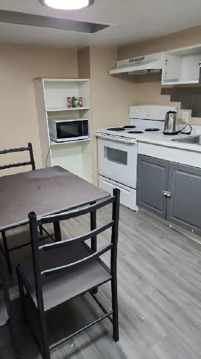 2 bdrm semibase apt, great for students Eglinton & Mt. Pleasant Image# 1