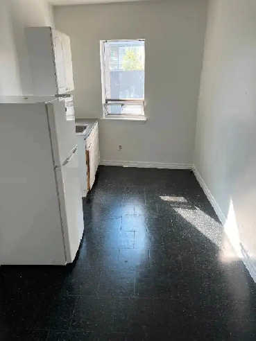Incredible location, directly next to GO Station! Bachelor Apt. Image# 1