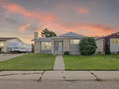 Move-In Ready Bungalow in a Prime Location! Image# 4