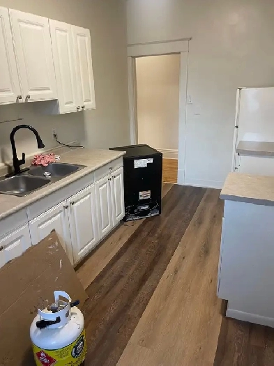 $701 Bachelor 580 Broadway Image# 2