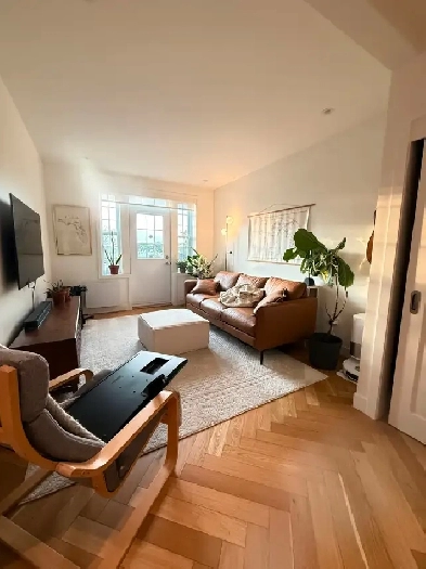 Lease transfer! Bright, beautiful two bedroom, pet friendly! Image# 2
