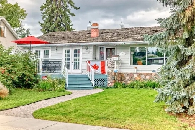 Charming Home on Expansive Private Lot In the Heart of Capilano! Image# 1