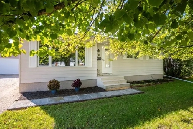 1001 SF St Vital Bungalow with MASSIVE 34x26 garage with shop! Image# 10