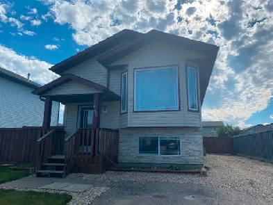 3 Bed 2 Bath Bi-level House in Westpointe Available Sept 2nd! Image# 1