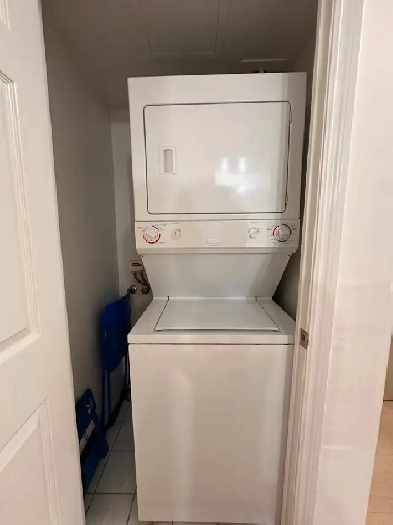 Modern 1-Bedroom Condo | Bay & College | All Utilities Included Image# 1