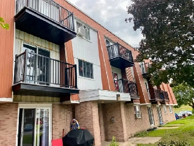 UN 4½ NIVEAU TERRASSE LIBRE IMMÉDIATEMENT FRAIS PEINT Image# 1