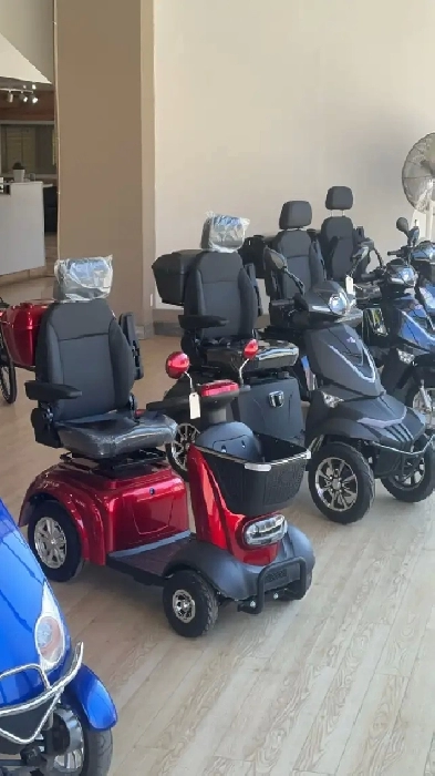 ENTREPOSAGE SCOOTER,MOTO,TRIPORTEUR ET QUADRIPORTEURS Image# 1