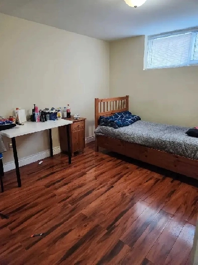 Room for rent Lawrence and Blackcreek! Image# 1