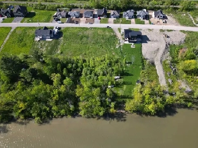 Terrain bord de l'eau avec service de la ville! Image# 1