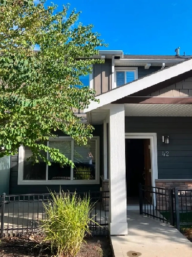 Three bedroom Townhouse in Glenmore, Kelowna Image# 1