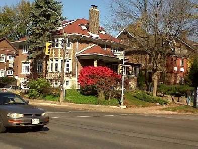Luxury Bachelor Apartment Bordering Directly Over High Park. Image# 1