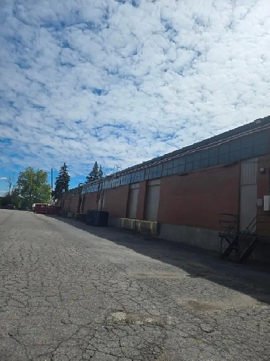 $11  WAREHOUSE À BON PRIX, LOCAL A LOUER MONTRÉAL, ST-LAURENT Image# 1