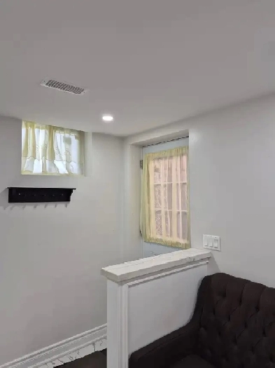 Meadowvale & Hwy 401.  1 Bedroom   Den Basement Apartment Image# 1