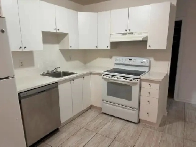 BEAU GRAND APPARTEMENT 4 1/2 À LOUER Image# 1