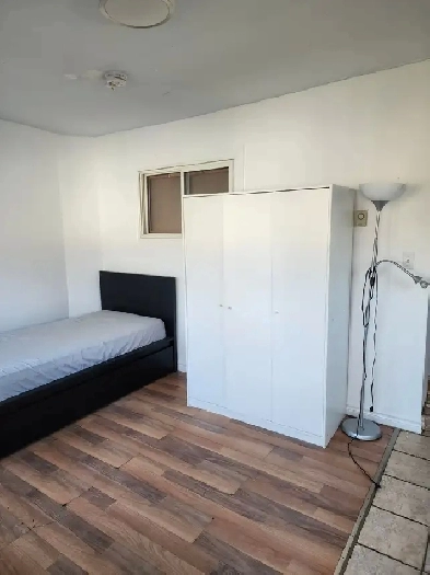 Single, spacious private bedroom with walking distance to UoW Image# 1
