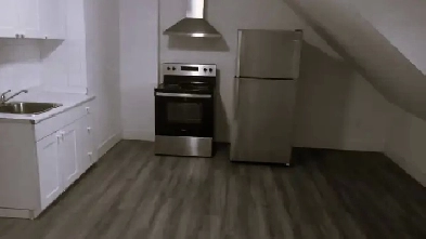 Bright Top-Floor 1-Bedroom   Den with Balcony| Move In Today! Image# 2