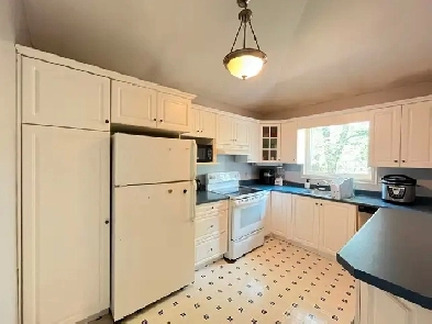 PRIVATE BEDROOM  IN 2 BEDROOM -  ALL UTILITIES | DT/TOWER ROAD Image# 1