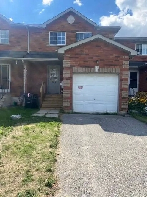 3 BDRM BARRIE TOWNHOME -HUGE HOME-ONLY $2,495,FLEXIBLE MOVE IN Image# 1